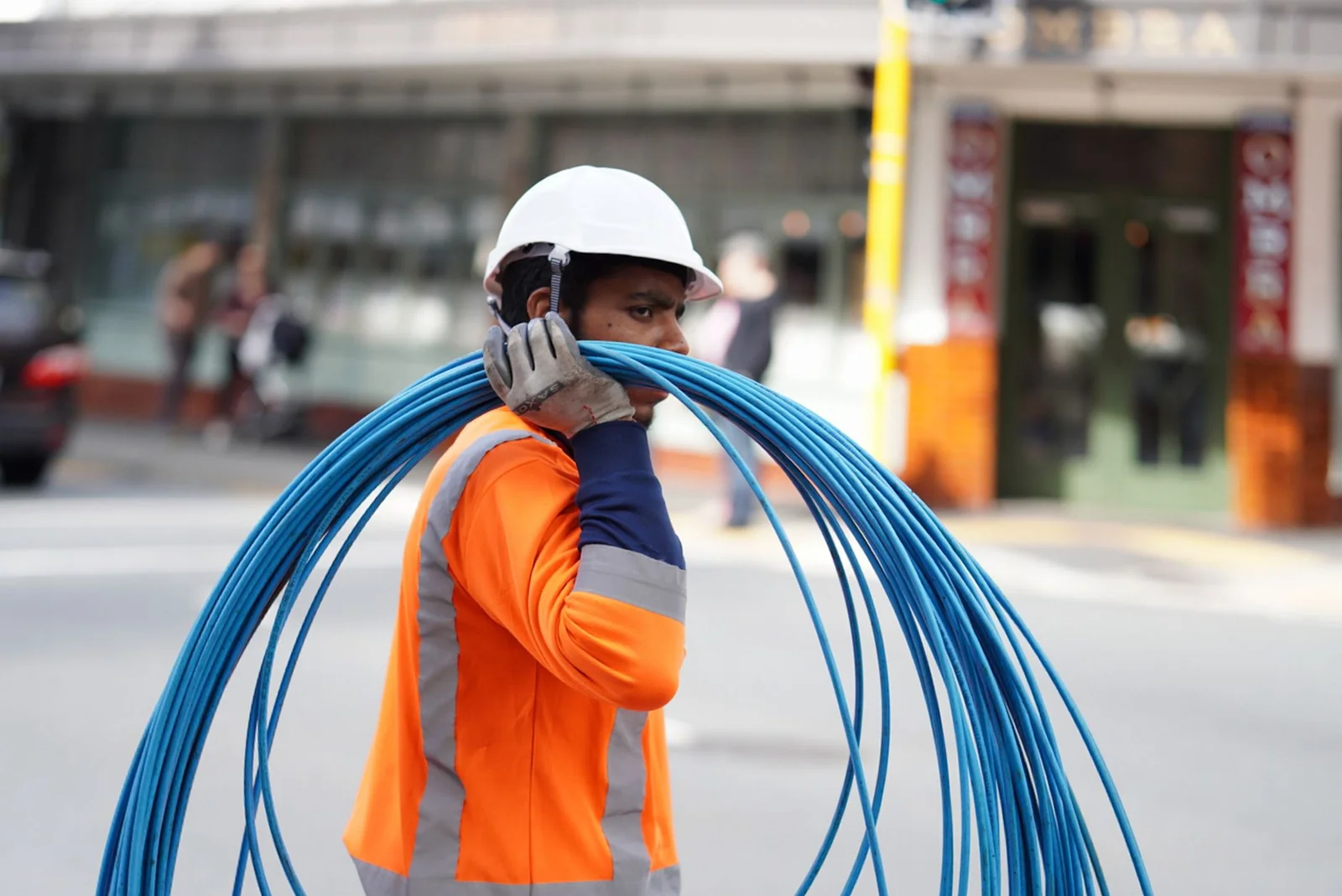 Technicien installant la fibre optique dans un logement
