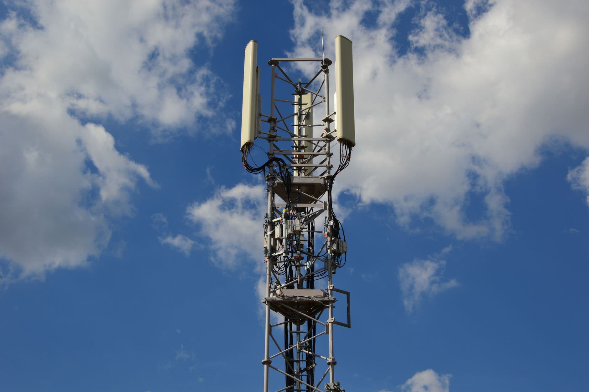 Antenne 5G dans un paysage urbain