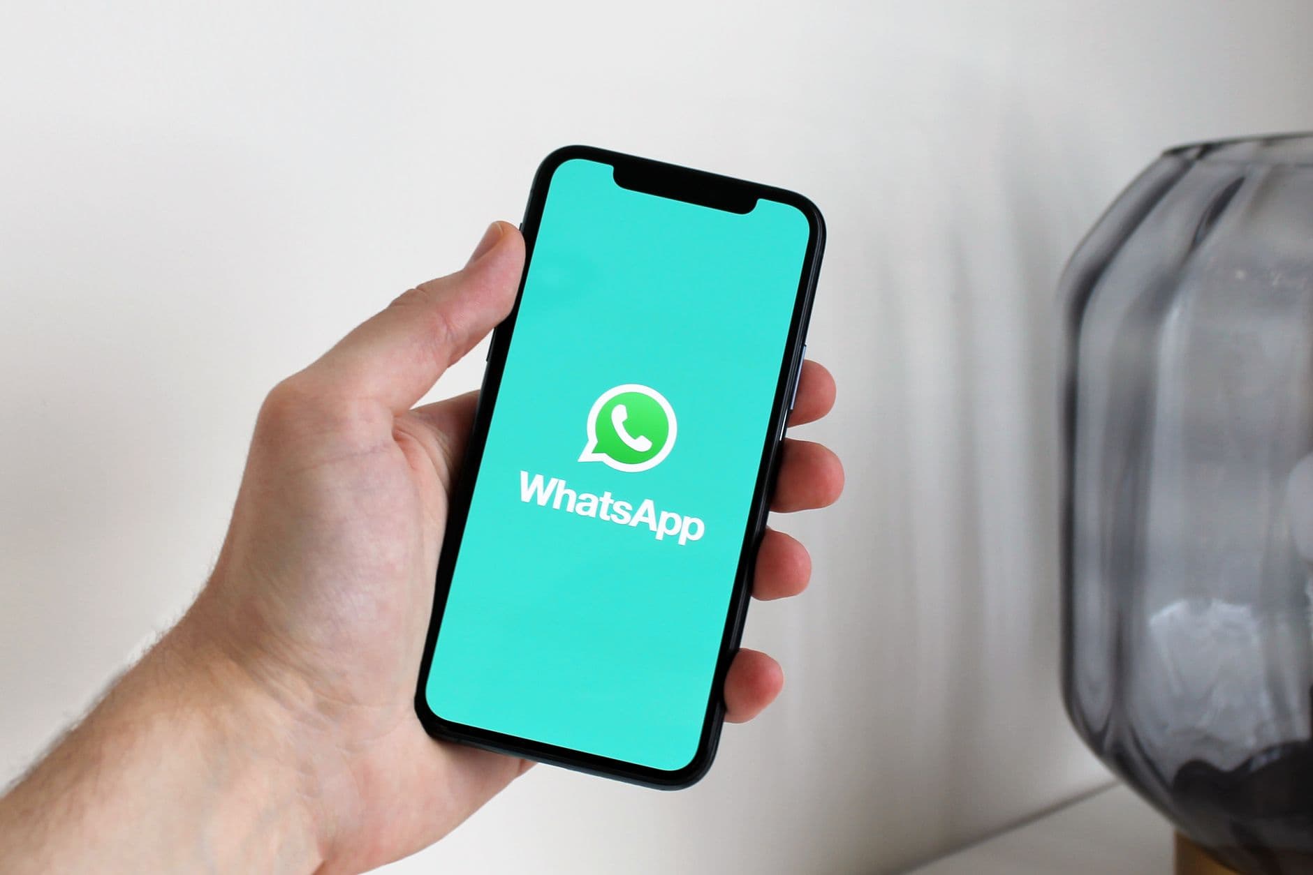 Smartphone posé sur une table avec icône cloud visible à l'écran